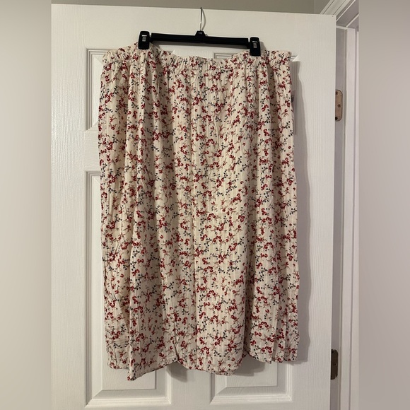 Old Navy Dresses & Skirts - Old Navy Cream and Red Floral A-Line Skirt
